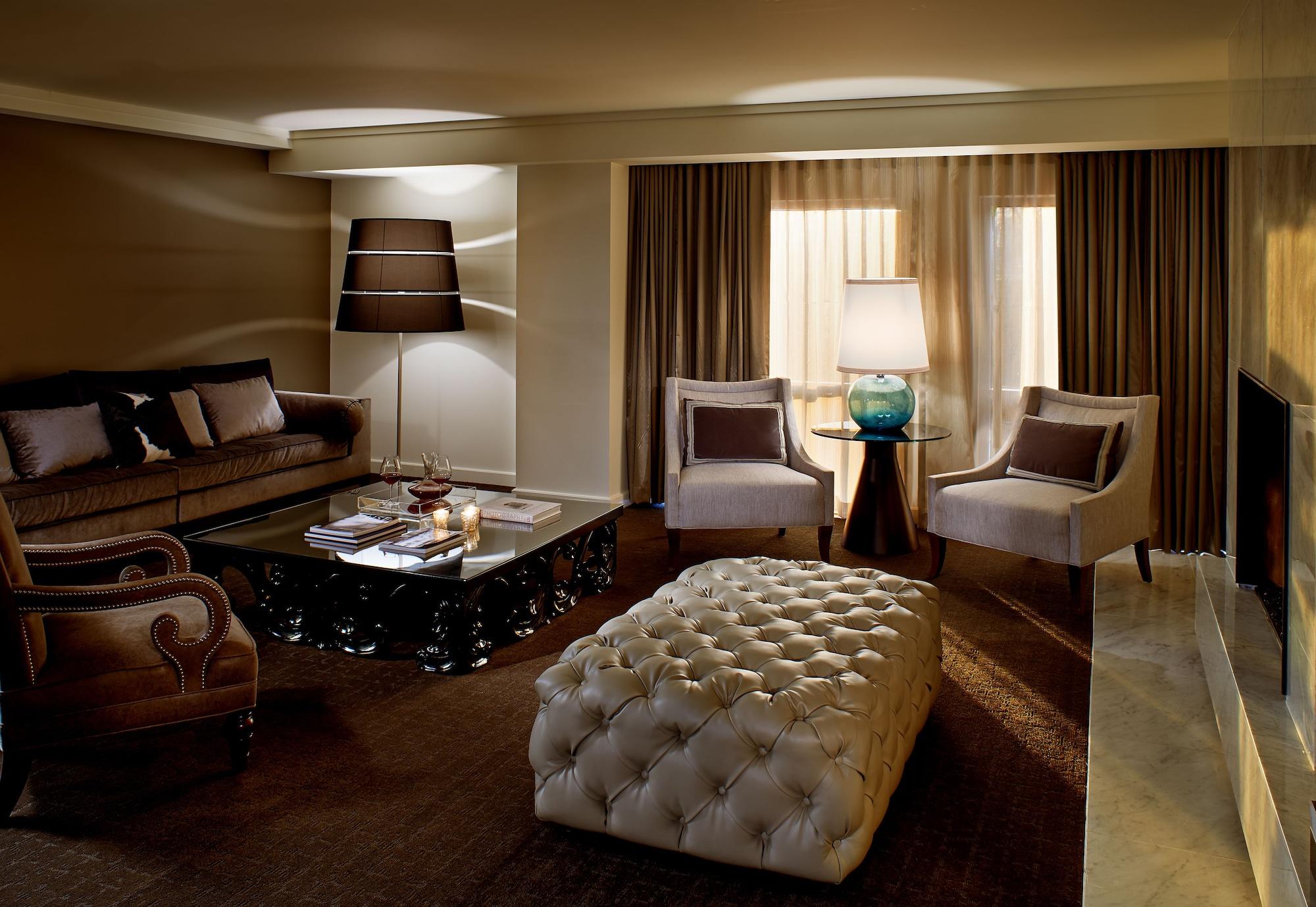 The Fontaine Hotel Kansas City Room photo
